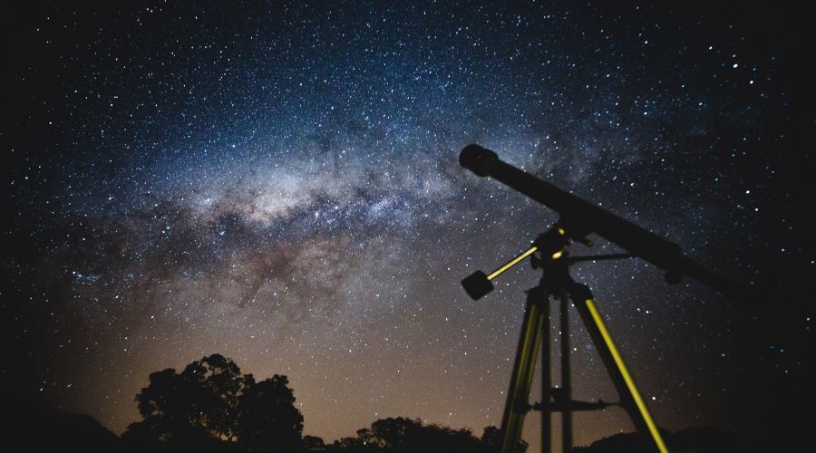 Telescope by Lucas Pezeta (Pexels)