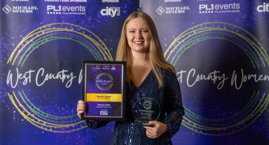 Honor Lovell receives award